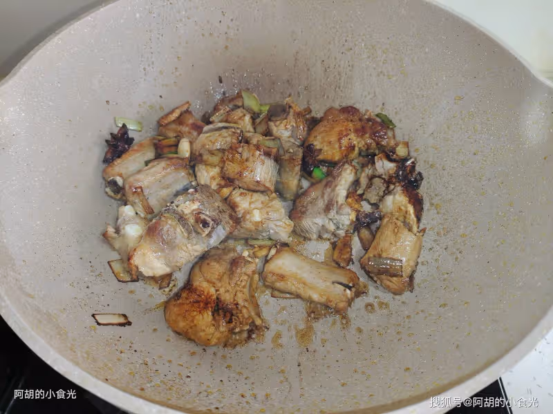 天冷最喜歡做的一鍋出,有葷有素熱乎乎!肉嫩菜香、滿口鮮香好味道,湯汁拌飯又能多吃兩碗