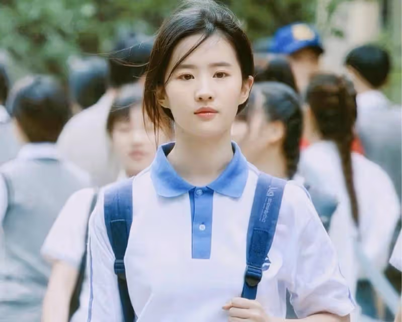 劉亦菲自曝學生時代沒人追!看到她的學生照後,網友:這誰敢追啊