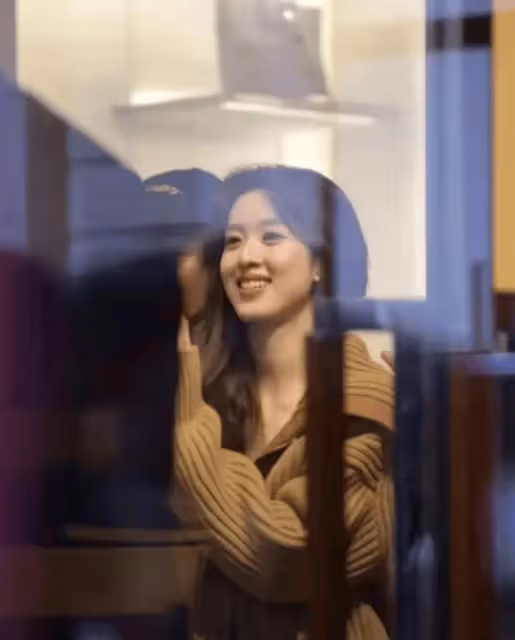 31歲章澤天街頭逛街,毛衣裙配短裙青春洋溢,不像三個孩子的媽