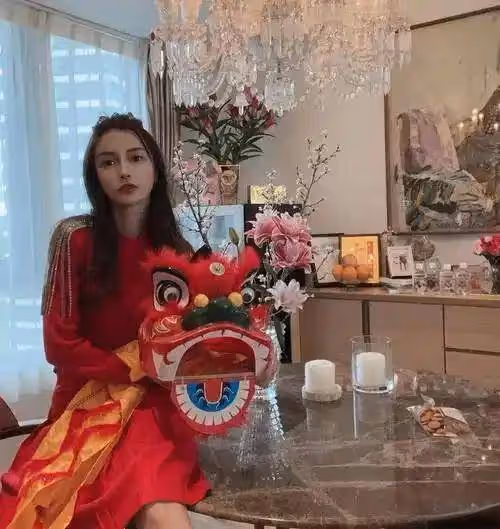 35歲楊穎離婚後徹底放飛了!穿紅色緊身裙和小鮮肉拍雜誌