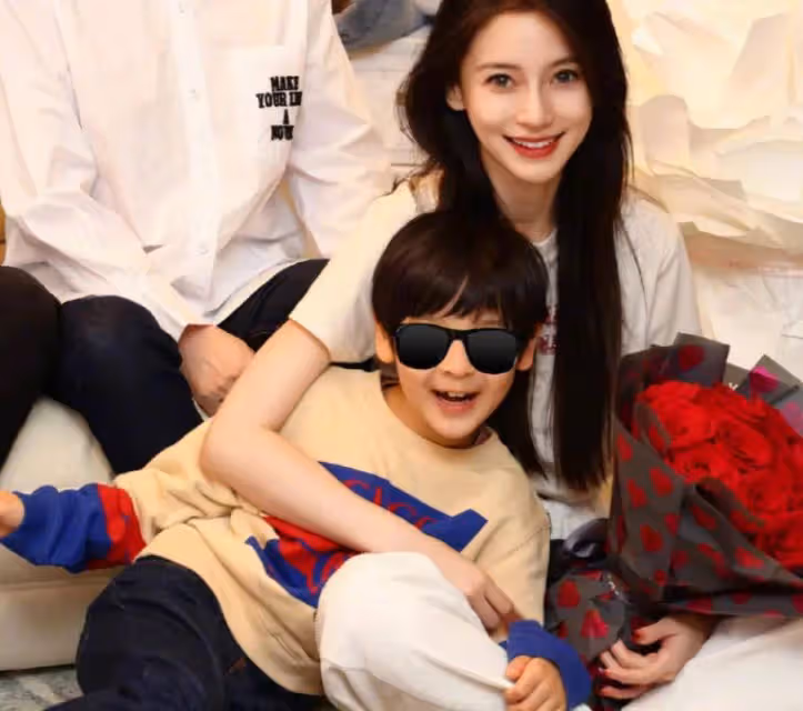 35歲楊穎離婚後徹底放飛了！穿紅色緊身裙和小鮮肉拍雜誌