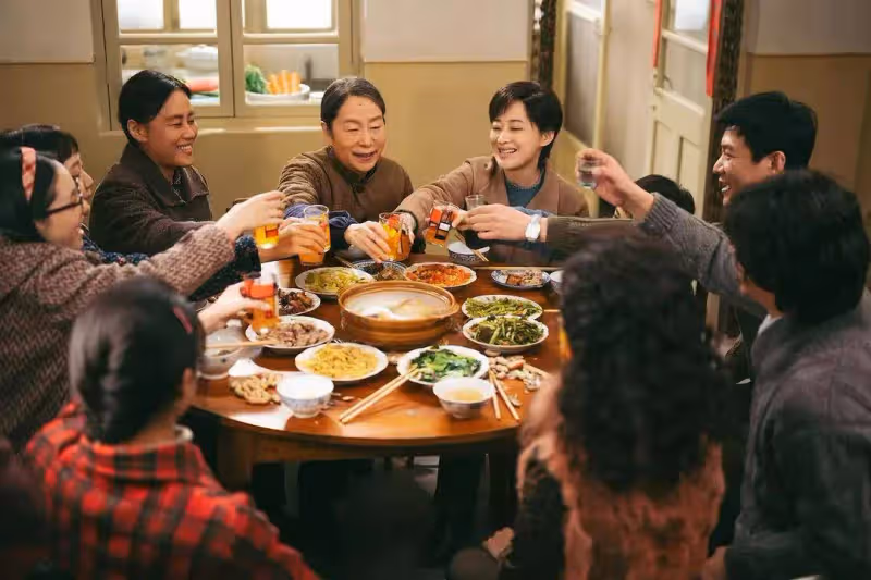 《六姊妹》梅婷陸毅董潔集體扮嫩，年代劇選角為什麼容易被吐槽？