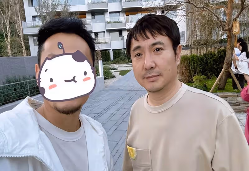 沈騰一家近況曝光！爸媽腿腳不利索被攙扶，王琦暴瘦與老公無交流