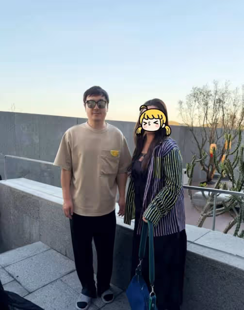 沈騰一家近況曝光！爸媽腿腳不利索被攙扶，王琦暴瘦與老公無交流