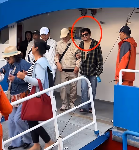 沈騰一家近況曝光！爸媽腿腳不利索被攙扶，王琦暴瘦與老公無交流