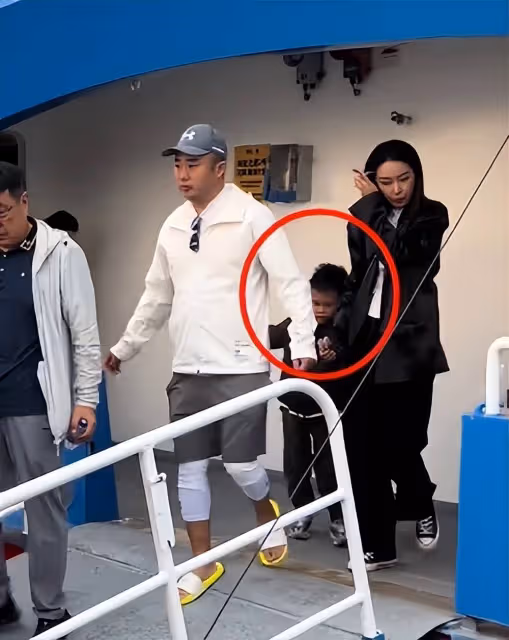 沈騰一家近況曝光！爸媽腿腳不利索被攙扶，王琦暴瘦與老公無交流