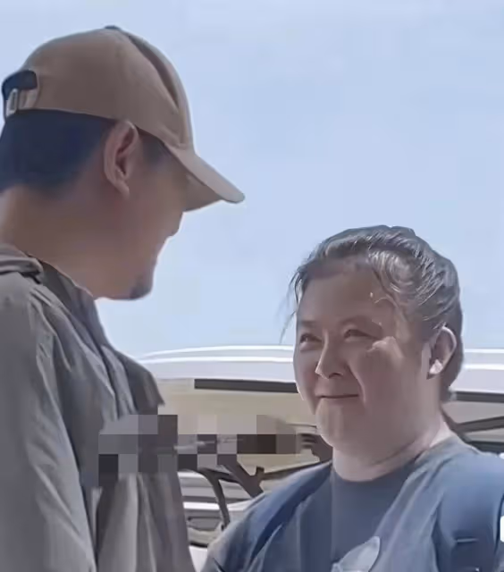沈騰一家近況曝光！爸媽腿腳不利索被攙扶，王琦暴瘦與老公無交流
