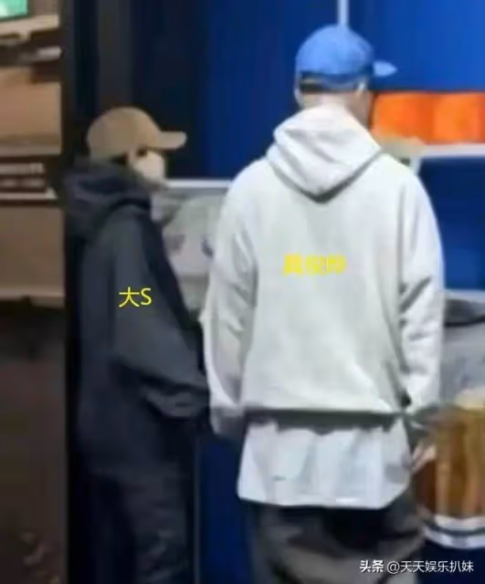 大S和具俊曄帶兒子逛街照流出，穿衣風格很韓范，兒子跟後爸很親