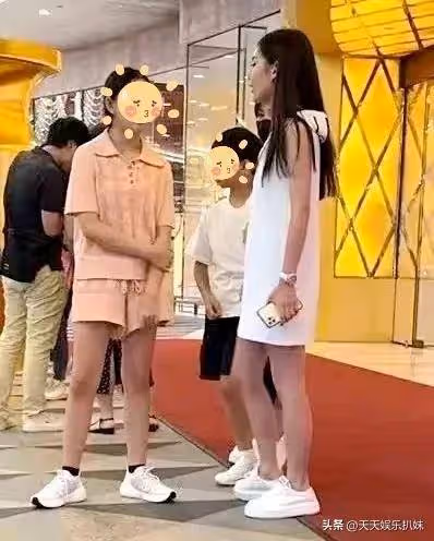 大S和具俊曄帶兒子逛街照流出，穿衣風格很韓范，兒子跟後爸很親
