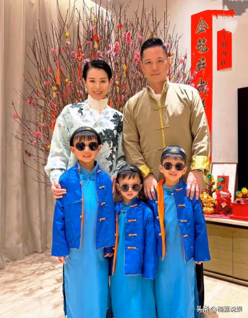 胡杏兒隨李承德返鄉祖，一家子穿唐裝很正式，財丁興旺具象化