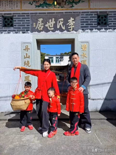 胡杏兒隨李承德返鄉祖，一家子穿唐裝很正式，財丁興旺具象化