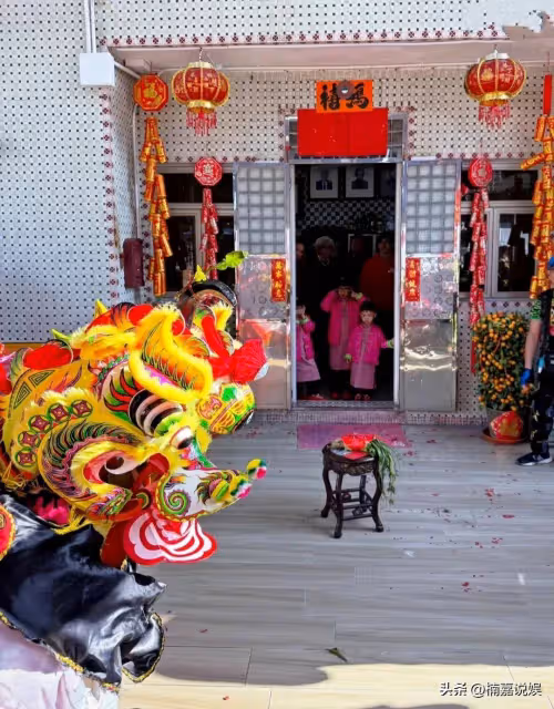 胡杏兒隨李承德返鄉祖，一家子穿唐裝很正式，財丁興旺具象化