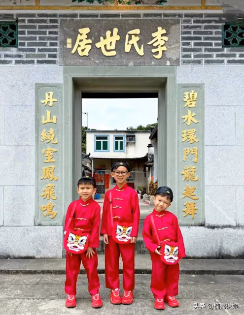 胡杏兒隨李承德返鄉祖，一家子穿唐裝很正式，財丁興旺具象化
