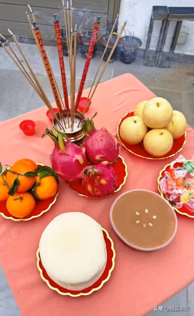 胡杏兒隨李承德返鄉祖，一家子穿唐裝很正式，財丁興旺具象化