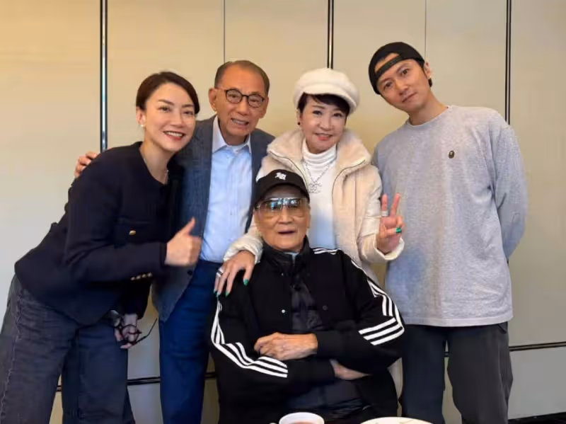 謝霆鋒一家三口罕見合體！狄波拉站謝賢身後比剪刀手，畫面溫馨