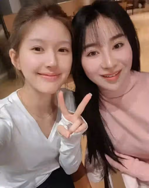 趙露思為朋友女兒過生日，抱著小朋友笑容燦爛