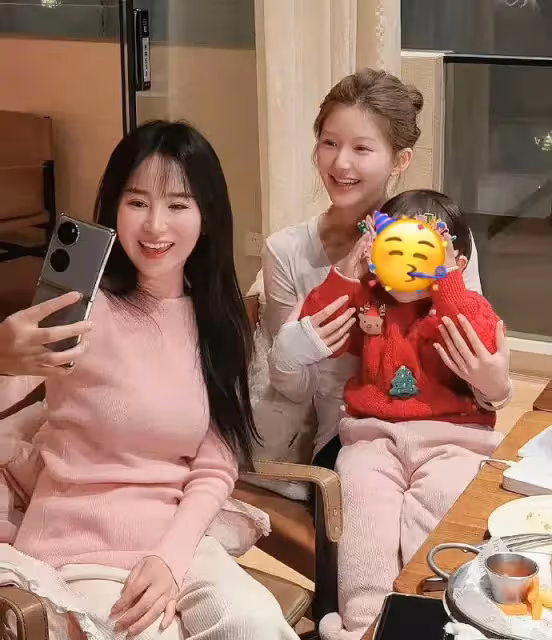 趙露思為朋友女兒過生日，抱著小朋友笑容燦爛