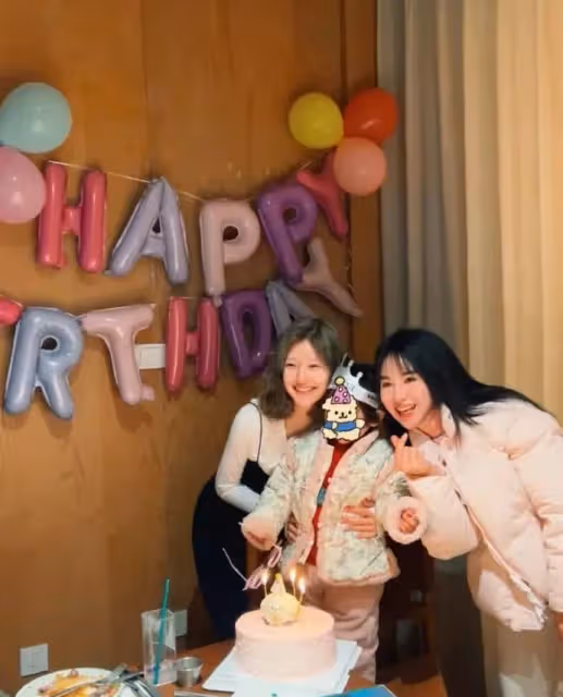 趙露思為朋友女兒過生日，抱著小朋友笑容燦爛