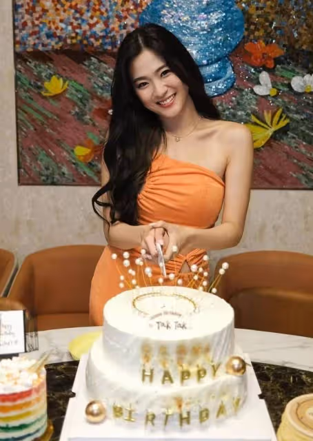 好甜！TVB上位小花豪宅辦生日會，緋聞男友不避嫌現身更大方合照