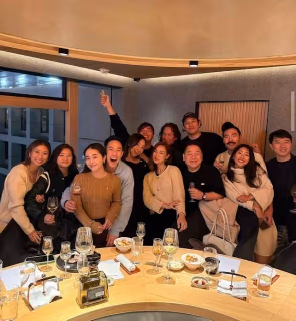 一拖再拖！港女歌手訂婚2年婚期仍未定，專注事業未婚夫全力支持