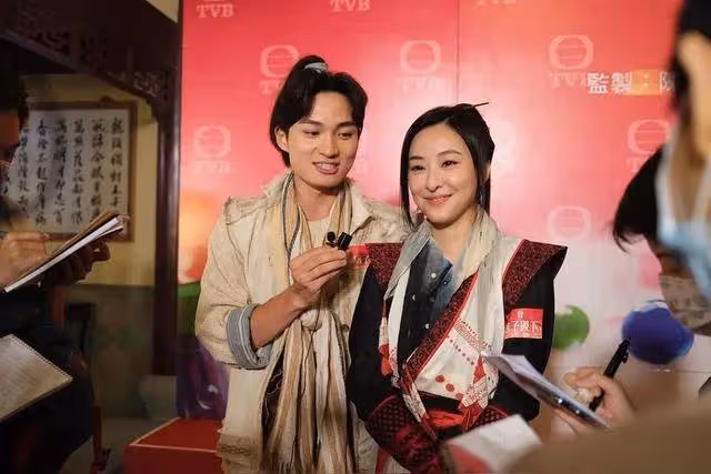 TVB小花絕地反擊！甩肉成功美出新高度，性感露背裝驚艷全場