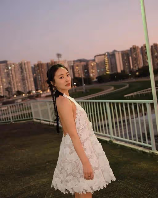 TVB小花絕地反擊！甩肉成功美出新高度，性感露背裝驚艷全場