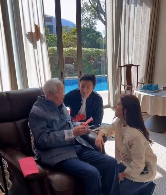 吳千語跪拜公公！豪門媳婦范兒十足，獲贊情商高，網友在線催生