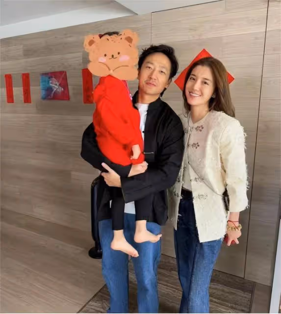 吳千語跪拜公公！豪門媳婦范兒十足，獲贊情商高，網友在線催生