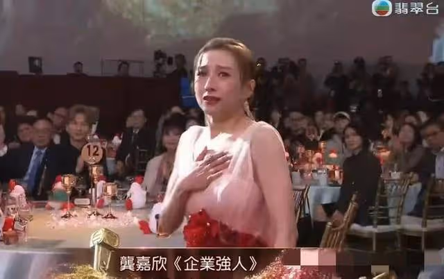 TVB賽馬日星光熠熠，曾志偉領銜50藝人助陣，龔嘉欣自曝著急懷孕