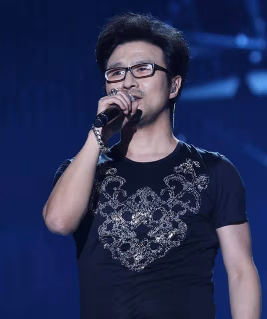 54歲汪峰又要當爹了?小20歲女友森林北小腹隆起,果真是寶刀未老