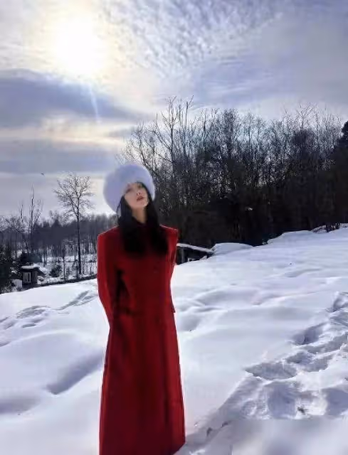 張馨予和老公滑雪大秀恩愛,一身厚裝身材依舊超棒,何捷近照好帥