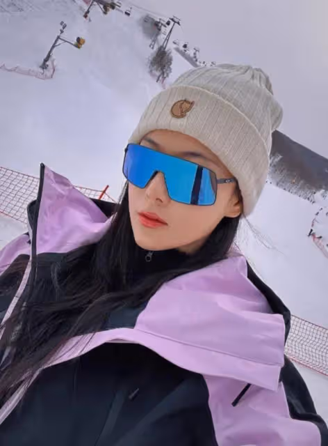 張馨予和老公滑雪大秀恩愛,一身厚裝身材依舊超棒,何捷近照好帥