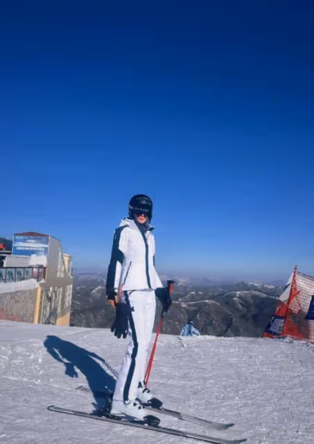 張馨予和老公滑雪大秀恩愛,一身厚裝身材依舊超棒,何捷近照好帥