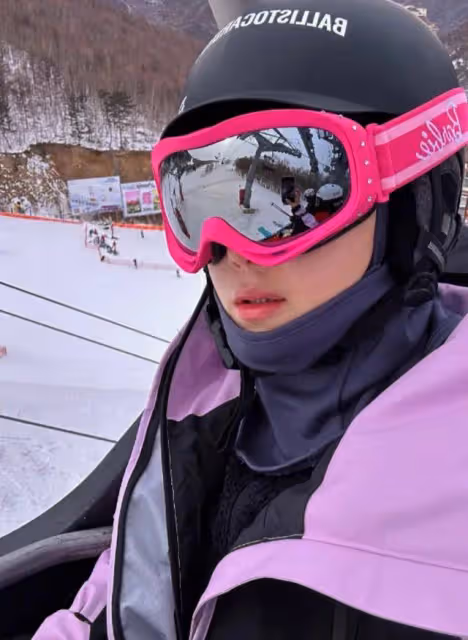 張馨予和老公滑雪大秀恩愛,一身厚裝身材依舊超棒,何捷近照好帥