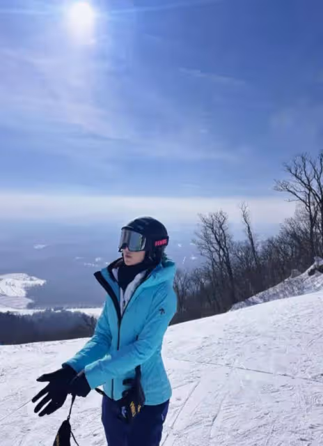 張馨予和老公滑雪大秀恩愛,一身厚裝身材依舊超棒,何捷近照好帥