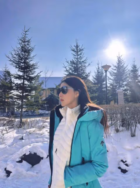 張馨予和老公滑雪大秀恩愛,一身厚裝身材依舊超棒,何捷近照好帥