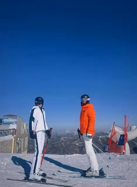 張馨予和老公滑雪大秀恩愛,一身厚裝身材依舊超棒,何捷近照好帥