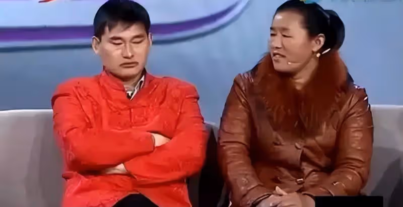 過年8天,大衣哥全家被上門討錢數百次,不惜和人動手,丟人!