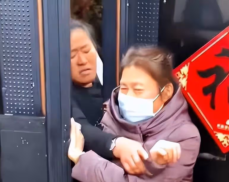 過年8天,大衣哥全家被上門討錢數百次,不惜和人動手,丟人!