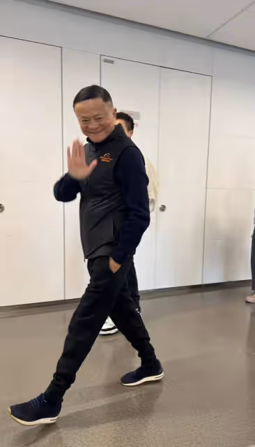 馬雲近照曝光,兩鬢全白態度謙遜,和員工握手點頭哈腰髮型成亮點