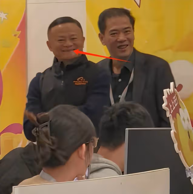 馬雲近照曝光,兩鬢全白態度謙遜,和員工握手點頭哈腰髮型成亮點