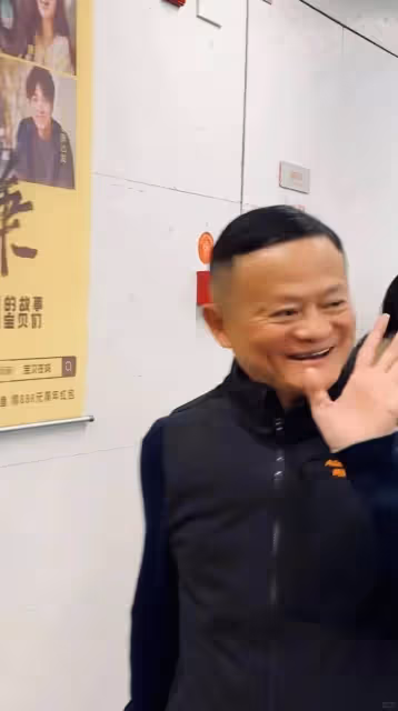 馬雲近照曝光，兩鬢全白態度謙遜，和員工握手點頭哈腰髮型成亮點