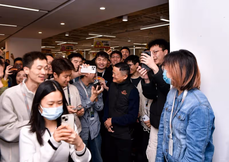 馬雲近照曝光，兩鬢全白態度謙遜，和員工握手點頭哈腰髮型成亮點