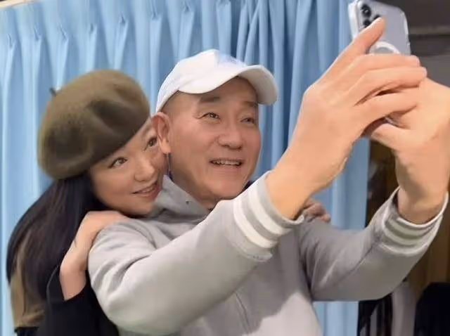 香港知名女星突然被貼黑白照，直接嚇壞網友，戰勝驚恐症宣布復出