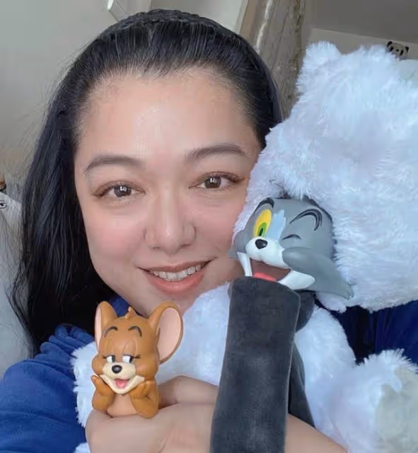 香港知名女星突然被貼黑白照，直接嚇壞網友，戰勝驚恐症宣布復出
