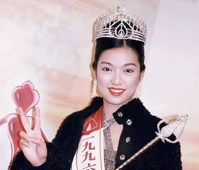 香港知名女星突然被貼黑白照，直接嚇壞網友，戰勝驚恐症宣布復出