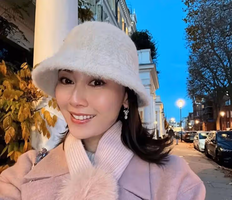 香港知名女星袁嘉敏移居英國不甘寂寞，自費參加富豪飯局，慘遭區別對待
