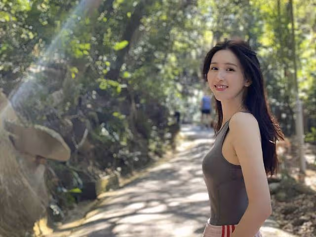 恭喜！香港知名女星毫無預警宣布結婚，與大51歲富商戀愛轟動一時