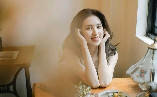 恭喜！香港知名女星毫無預警宣布結婚，與大51歲富商戀愛轟動一時