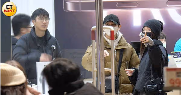 毛弟模特女友曝光! 揪胡釋安雙對約會「避嫌技巧超純熟」